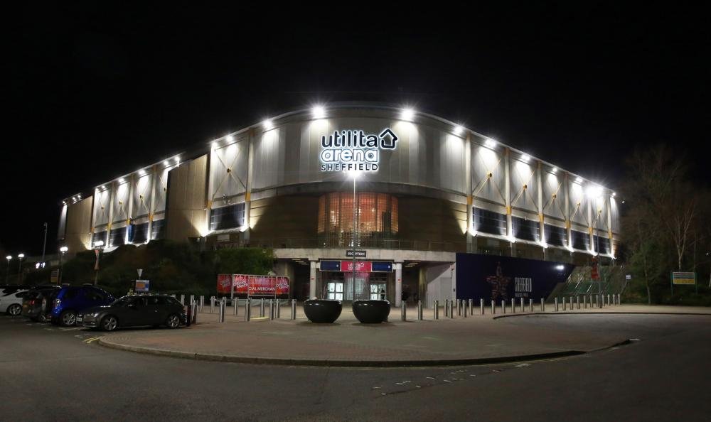 Night view of Utilita Arena Sheffield illuminated with bright exterior lights, with cars parked outside the venue. Represents MCR EXEC’s Utilita Arena Chauffeur Services.