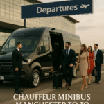 Un grupo de pasajeros vestidos profesionalmente suben a un minibús Mercedes negro de lujo en el aeropuerto de Heathrow, asistidos por un chofer trajeado bajo un cartel de "Salidas".