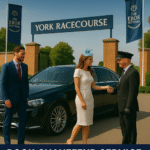 Elegantes Paar kommt in einem luxuriösen schwarzen Mercedes auf der Pferderennbahn von York an und wird von einem professionellen Chauffeur unter dem Schild des Ebor Festival begrüßt.