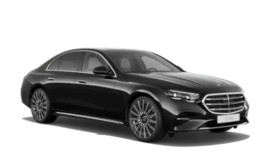 Элегантный черный бизнес-седан Mercedes E-класса, профессионально припаркованный, идеально подходит для трансферов в аэропорт и корпоративных поездок в Манчестере.